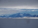 Pero durante la mañana, las nubes se empezaron a levantar y el primero en asomarse fue el majestuoso monte San Valentín. La cúspide de la Patagonia. ©Camilo Rada
