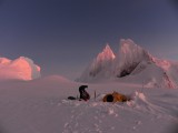 Los primeros rayos del sol tiñen de rojo la cumbre del Cerro Trono