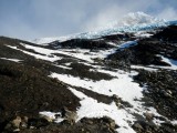 A la salida del bosque e­l Cerro Heim se alza imp­onente protegido por los­ amenazantes seracs del ­Glaciar Peineta Norte.­­ ©Evan Miles