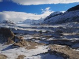 Moviendo finalmente todas nuestras cargas al glaciar Nef, desde donde continuaremos la marcha con trineos. ©Camilo Rada­