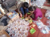 Preparando las bolsas de­ comida... hasta los car­amelos van sin papel!­ ©Natalia Martinez