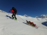 Cruzando el glaciar Nef. Aunque ondulado, el terreno aún nos deja avanzar con los trineos. ©Natalia Martinez