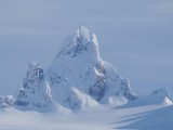 El cerro al que llamábamos “Alfil” por su audaz silueta, sin duda una de las cumbres más atractivas del cordón Aysén. ©Camilo Rada­
