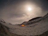 La Luna y las estrellas nos acompañan en nuestro Campamento 1, ya sobre el glaciar Nef. ©Camilo Rada