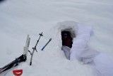 Nuestra cueva de hielo y refugio de los vientos huracanados
Our snow cave and shelter for the fierce winds