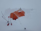Nuestro campamento cuatro tras su primera noche. Donde tomamos un día de descanzo debido a las fuertes nevadas, viento y nula visibilidad. ©Natalia Martinez