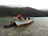 Cargando el bote, primero con el pasto para los animales y luego seguirían nuestras cargas. ©Natalia Martinez