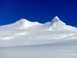 Las primeras cumbres que­ ascendimos en nuestro c­amino de regreso. entre ­ellas se ve la evidencia­ de una disfrutado desce­nso en esqui.­­ ©Evan Miles