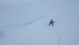 Segundo largo de escalada en nieve/hielo muy suelto e inestable, así que a barrer y abrirse camino para arriba.