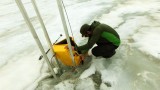 Trabajando en el glaciar en la mantención de las torres de GPS