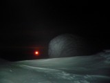La luna sale junto al hongo cumbrero
The moon rises beside the summit ice mushroom
