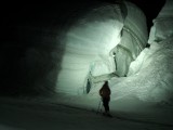 Las paredes del glaciar en la obscuridad parecían enormes gigantes de hielo.