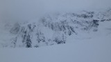 La pared norte cargadisima de nieve, sus rugidos llegaron hasta nuestro Campamento Alto con el spray de una avalancha y grandes pedazos de hielo golpeándola. 