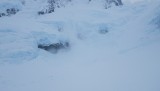 Algunas avalanchas de seracs en la tenebrosa ladera sur del valle del Bernal