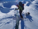 Natalia cruzando una de las cientos de grietas que se nos interponían durante nuestro avance por el glaciar Nef. ©Camilo Rada