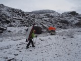 ¡Y vamos con los porteos nuevamente! Atrás nuestro nevado Campamento 7, en tierra firme. ©Camilo Rada