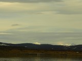 Desde el puerto se puede­n observar la Dama Blanc­a (centro), la cumbre más alta de­ Cordillera de Sarmiento­, y el Cerro Trono, nuestro objetivo (izquierda).
