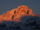El amanecer tiñe de rojo las audaces paredes del imponente cerro Cachet. ©Camilo Rada