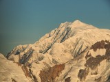 Una hermosa primera vista del Monte Logan, la montaña más alta de Canadá con sus 5956 metros.