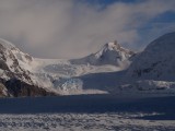 El siguiente paso: Cruzar el glaciar Nef y el paso Cachet, observamos con detención el terreno que nos espera. ©Camilo Rada